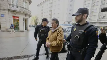 Dos agentes de Policía Nacional llevan a José Luis Abet, acusado del crimen de Valga