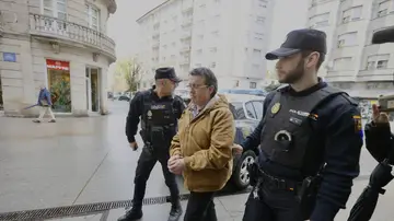 Dos agentes de Policía Nacional llevan a José Luis Abet, acusado del crimen de Valga Dos agentes de Policía Nacional llevan a José Luis Abet, acusado del crimen de Valga