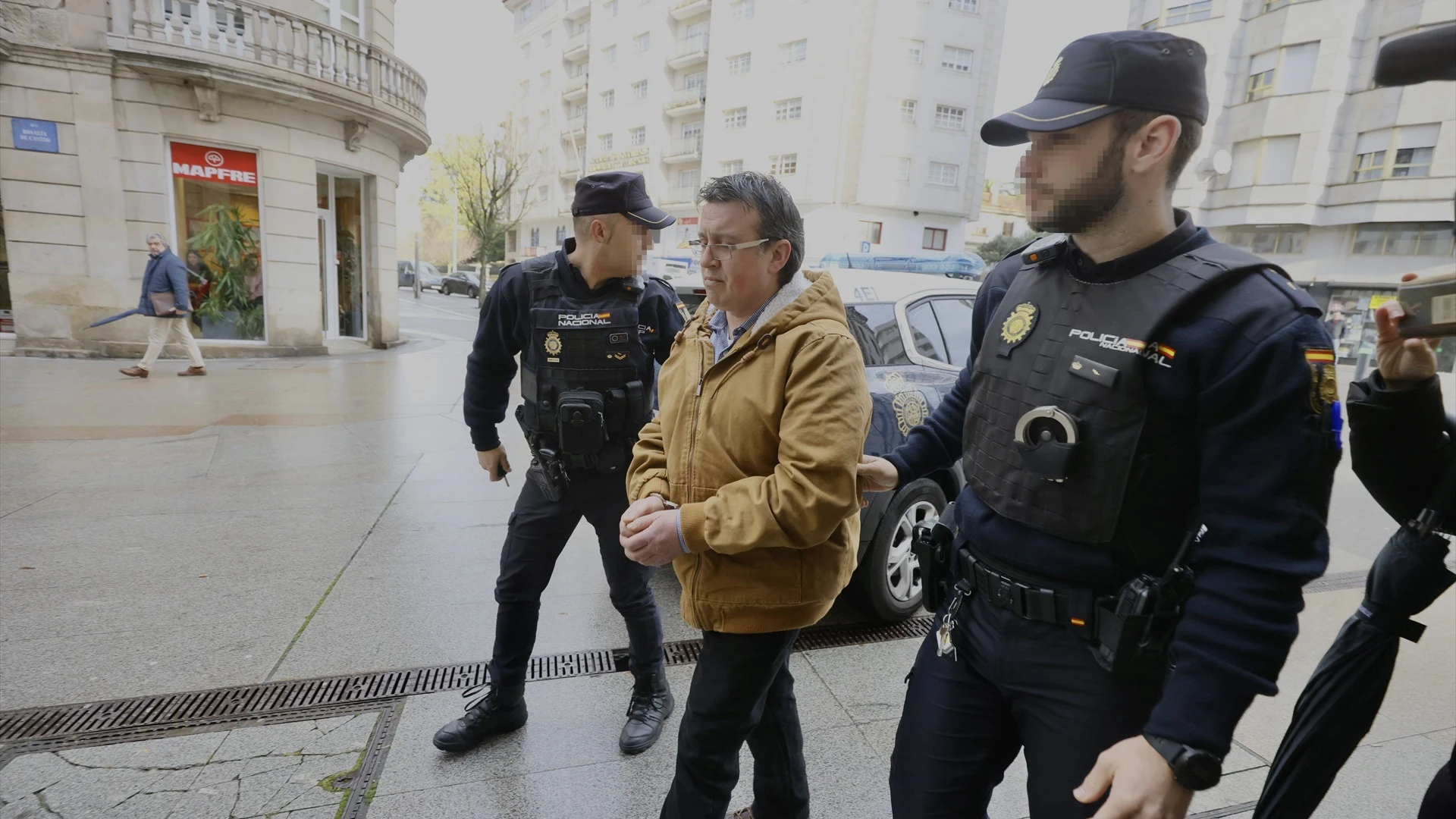 Dos agentes de Policía Nacional llevan a José Luis Abet, acusado del crimen de Valga Dos agentes de Policía Nacional llevan a José Luis Abet, acusado del crimen de Valga