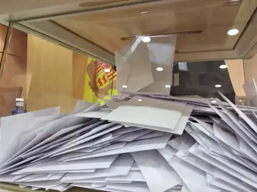 Una urna llena de votos Una urna llena de votos