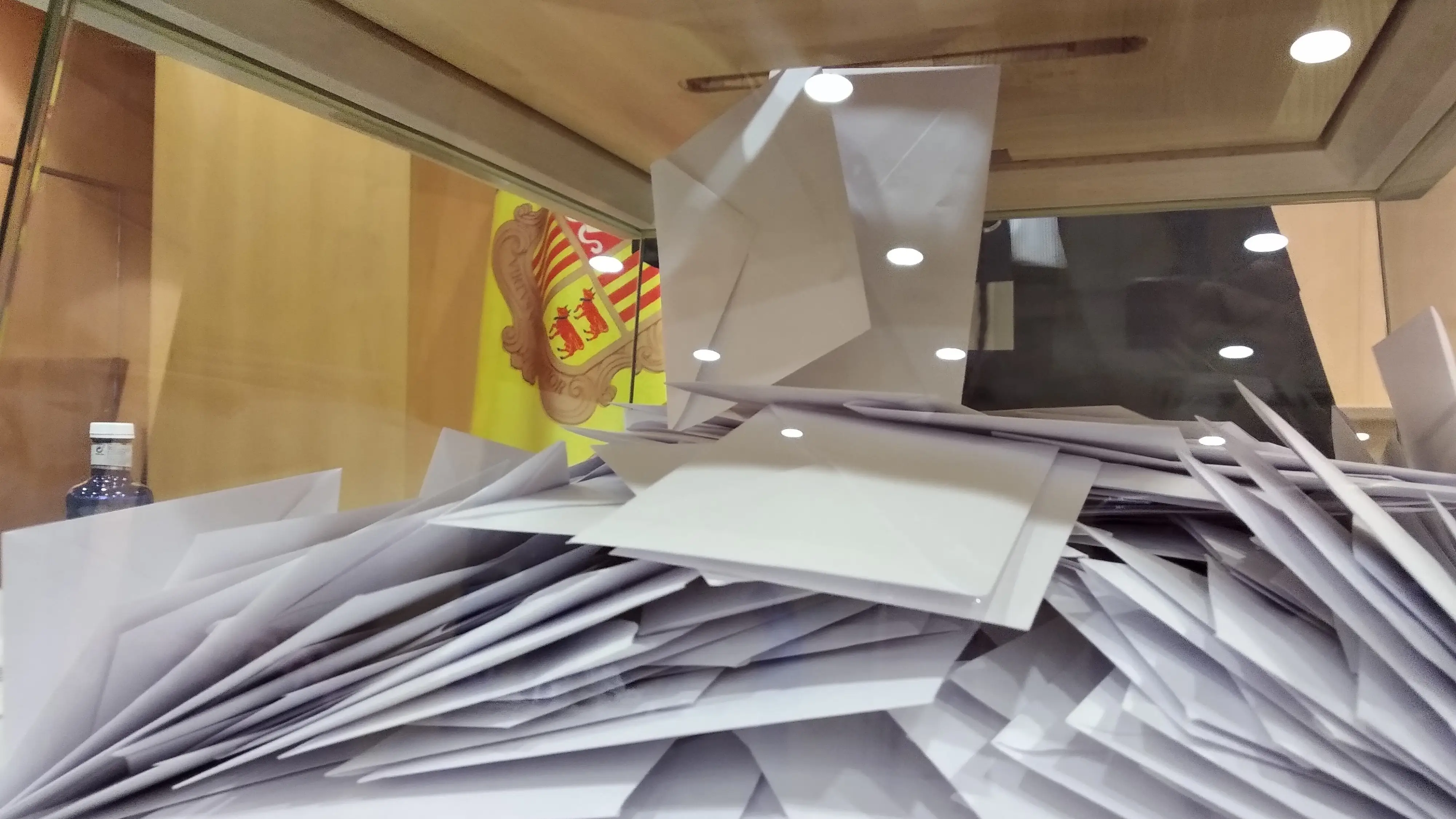 Una urna llena de votos