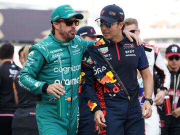 Alonso, abrazo con 'Checo' Pérez antes del GP de Bahréin