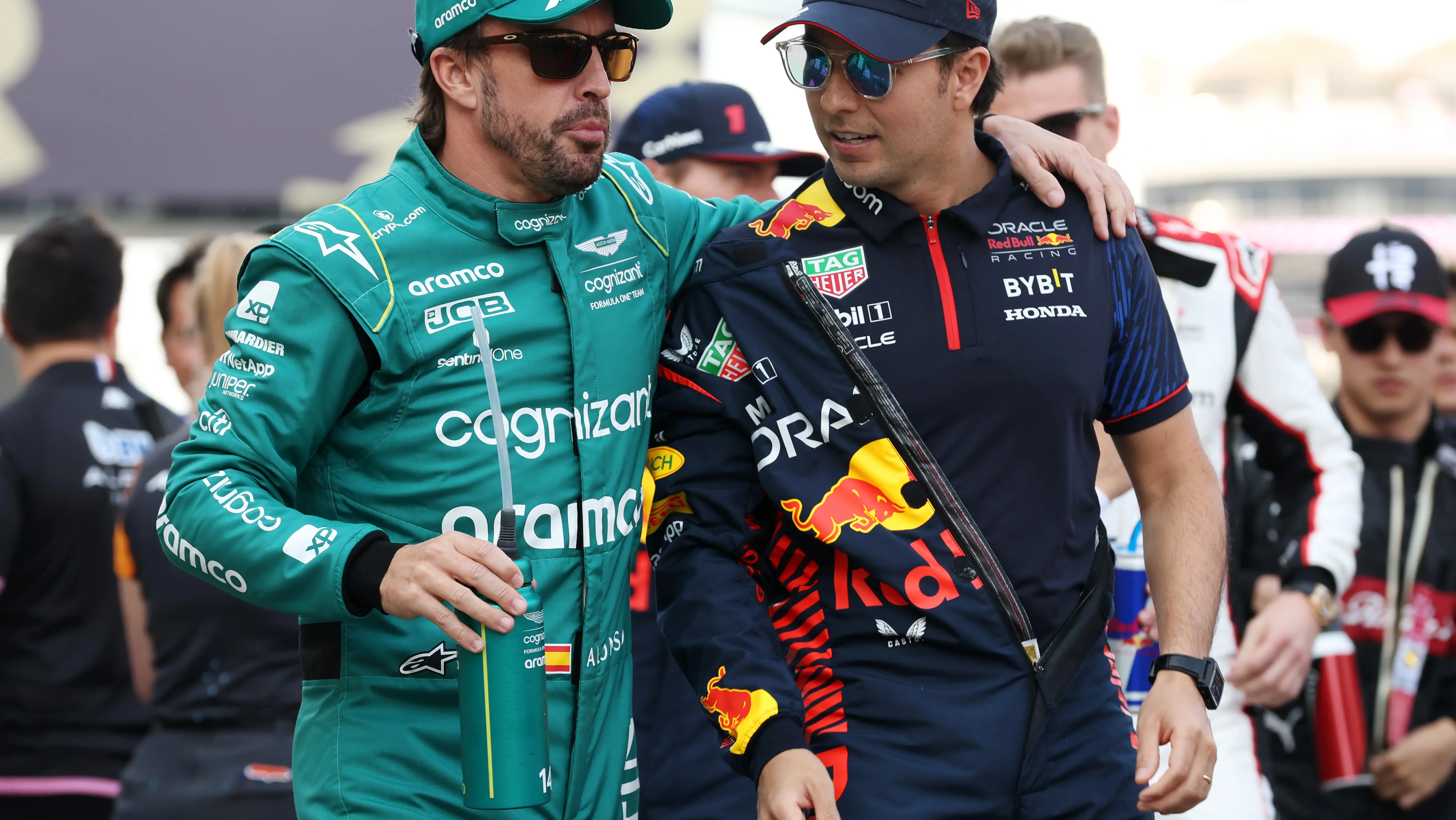 Alonso, abrazo con 'Checo' P&eacute;rez antes del GP de Bahr&eacute;in