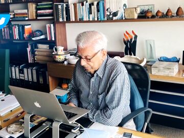 Mario Vargas Llosa nos enseña su despacho en casa de Patricia Llosa… ¡Nada que ver con el de Isabel Preysler!