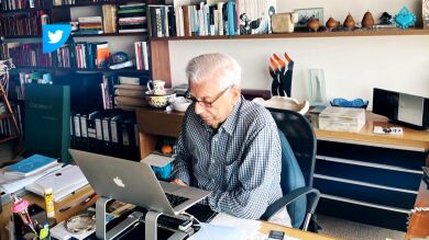 Mario Vargas Llosa nos enseña su despacho en casa de Patricia Llosa… ¡Nada que ver con el de Isabel Preysler!