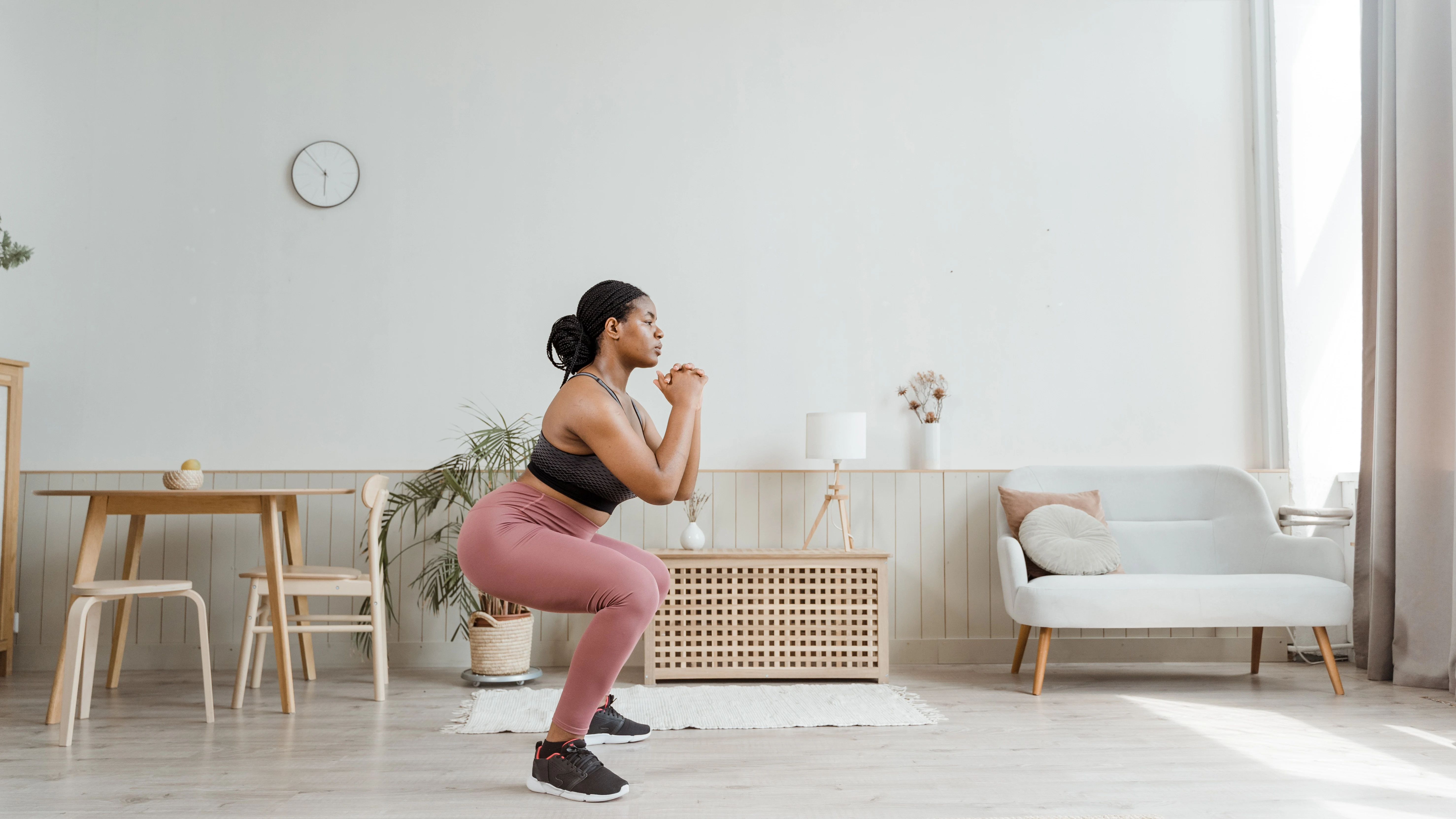 Mujer haciendo sentadillas Mujer haciendo sentadillas