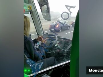 Una conductora de autobús utilizando el móvil mientras circula