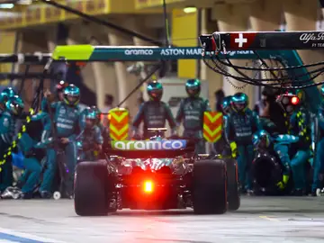 Fernando Alonso entrando a boxes con el AMR23 en Aston Martin Fernando Alonso entrando a boxes con el AMR23 en Aston Martin