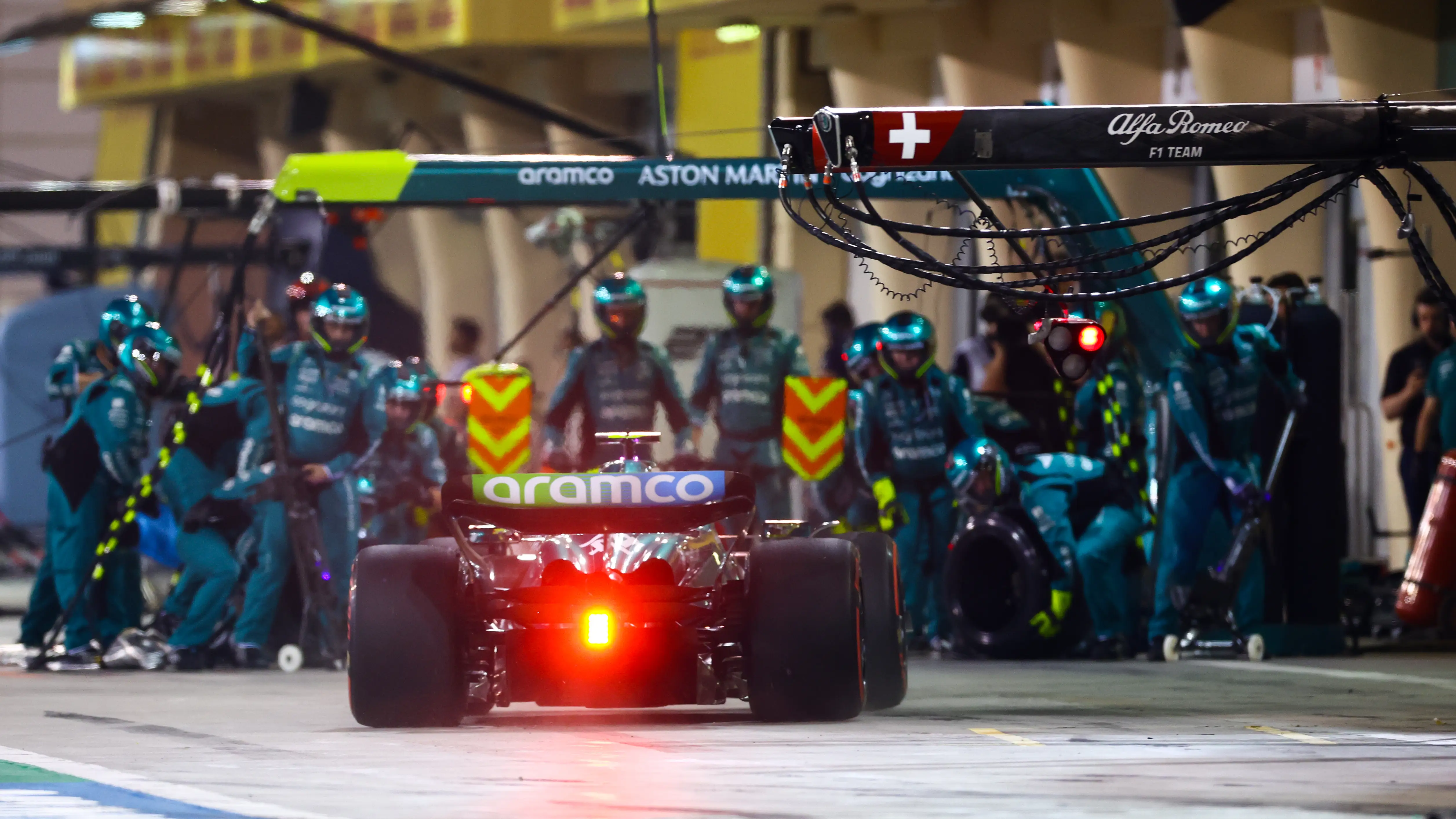 Fernando Alonso entrando a boxes con el AMR23 en Aston Martin