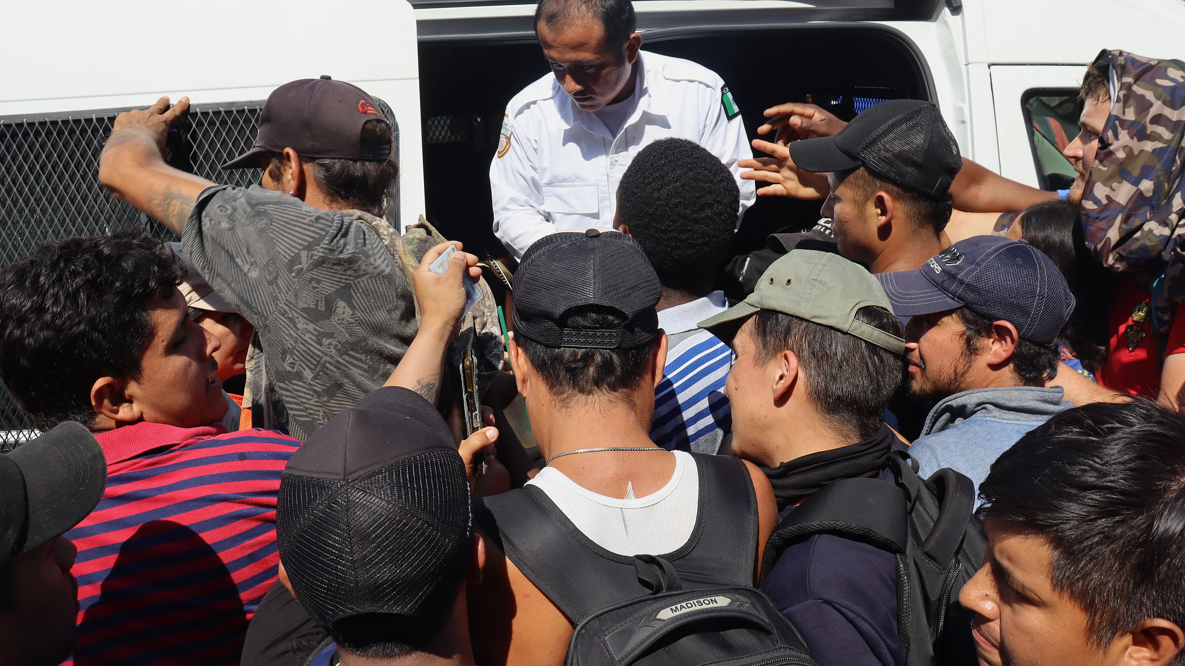 México rescató a 343 migrantes abandonados en la caja de un tráiler México rescató a 343 migrantes abandonados en la caja de un tráiler