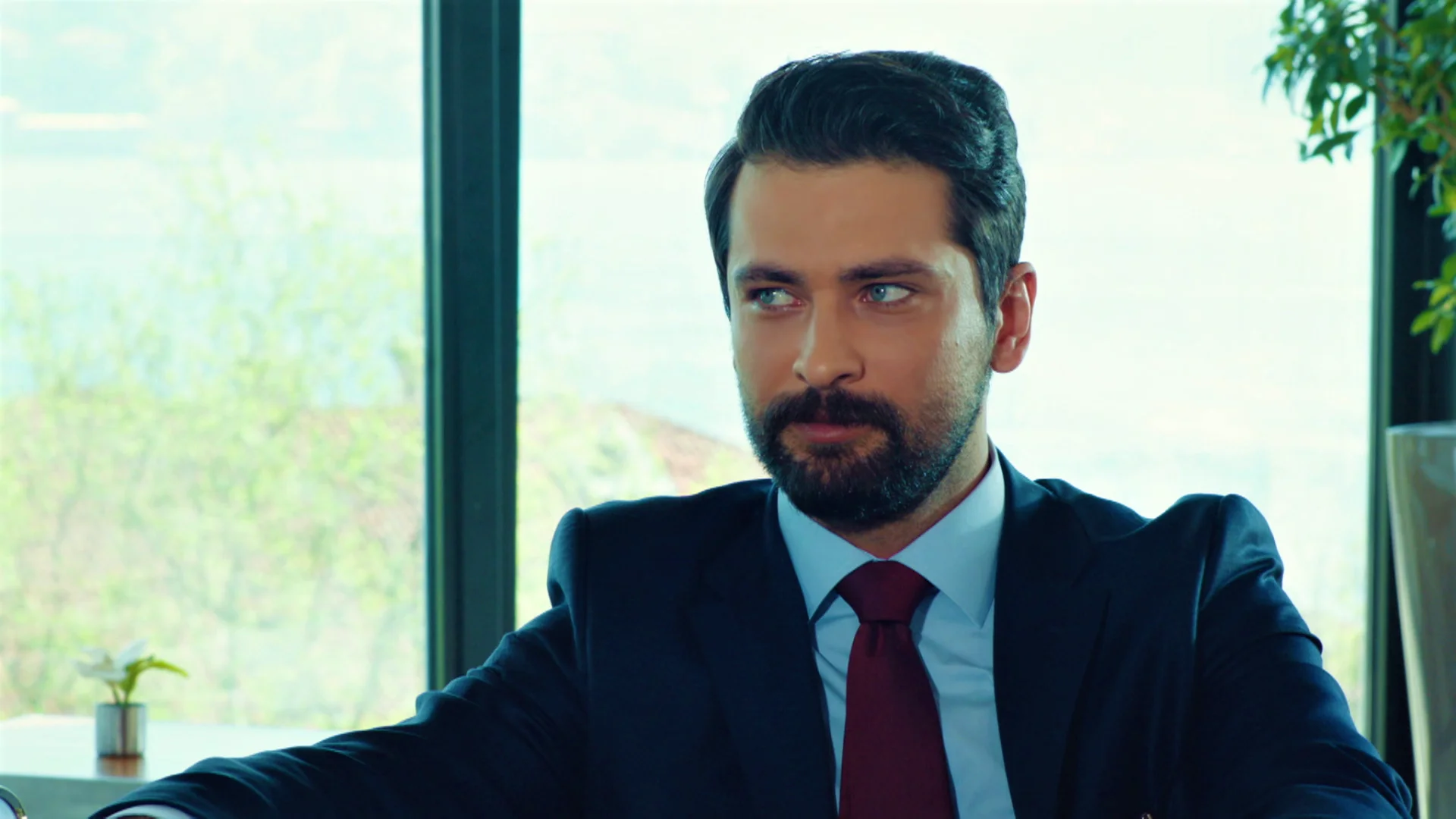 Alihan visita a Halit&hellip; &iexcl;Para hablar de Zeynep y Yildiz!