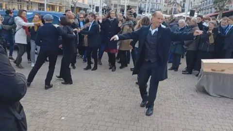 Baile despedida funeral profesora de español asesinada Baile despedida funeral profesora de español asesinada