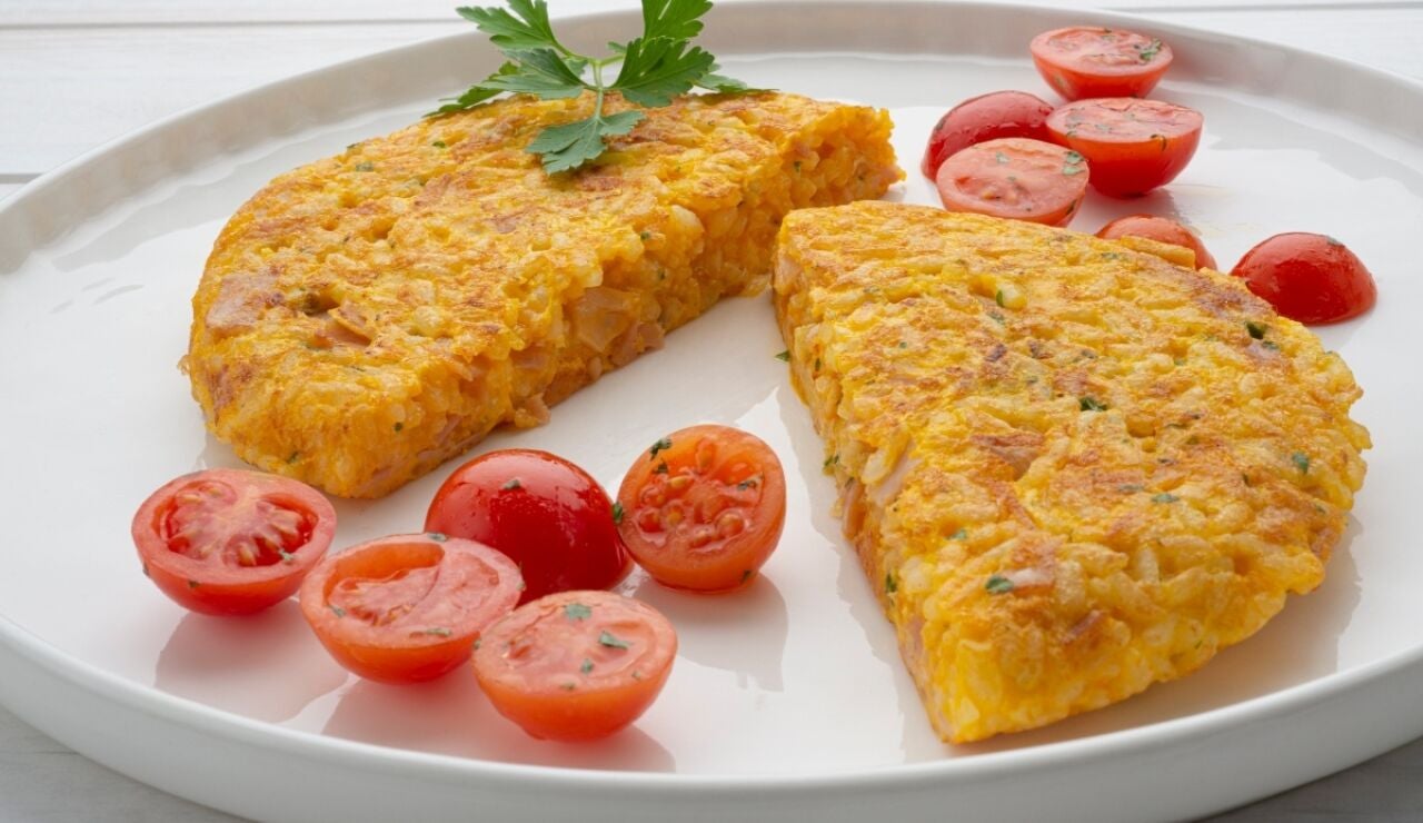 Tortilla de arroz con jamón y queso, la receta de aprovechamiento de Karlos Arguiñano