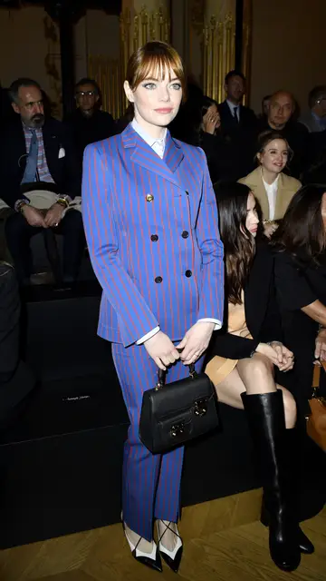 Emma Stone y Ana de Armas con Jaime de Marichalar detrás en el desfile de Louis Vuitton en París Emma Stone y Ana de Armas con Jaime de Marichalar detrás en el desfile de Louis Vuitton en París