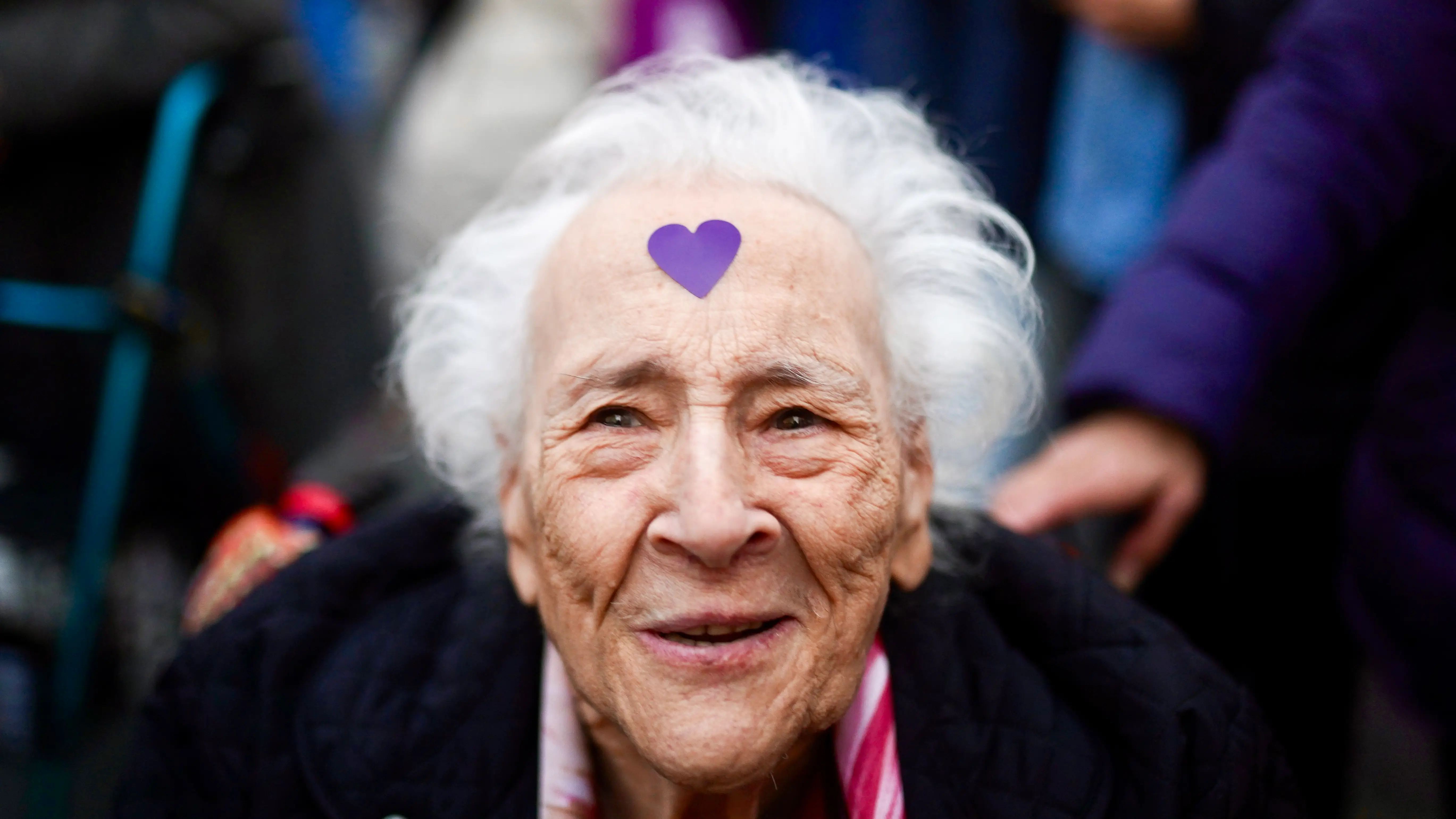 Una mujer con un coraz&oacute;n morado en la frente