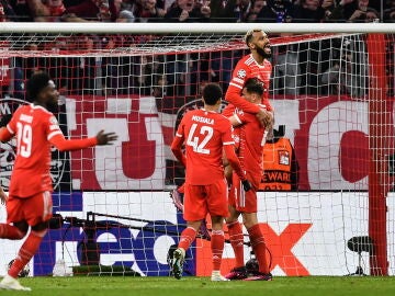 Choupo-Moting celebra su gol ante el PSG en el Allianz Arena