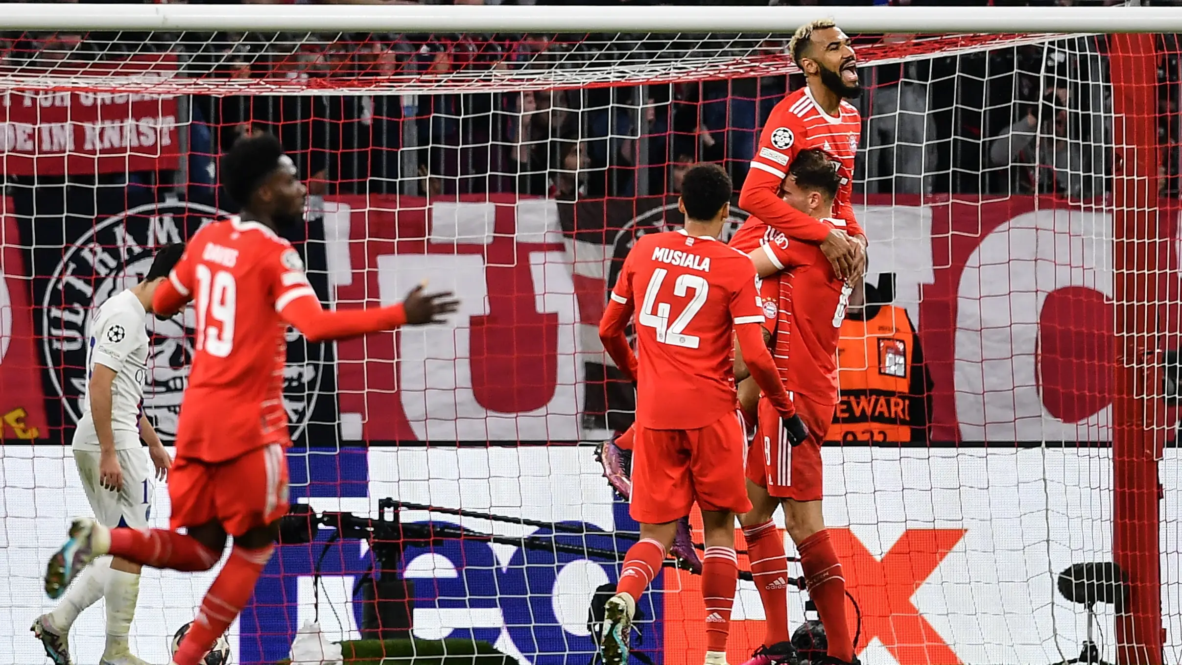 Choupo-Moting celebra su gol ante el PSG en el Allianz Arena Choupo-Moting celebra su gol ante el PSG en el Allianz Arena