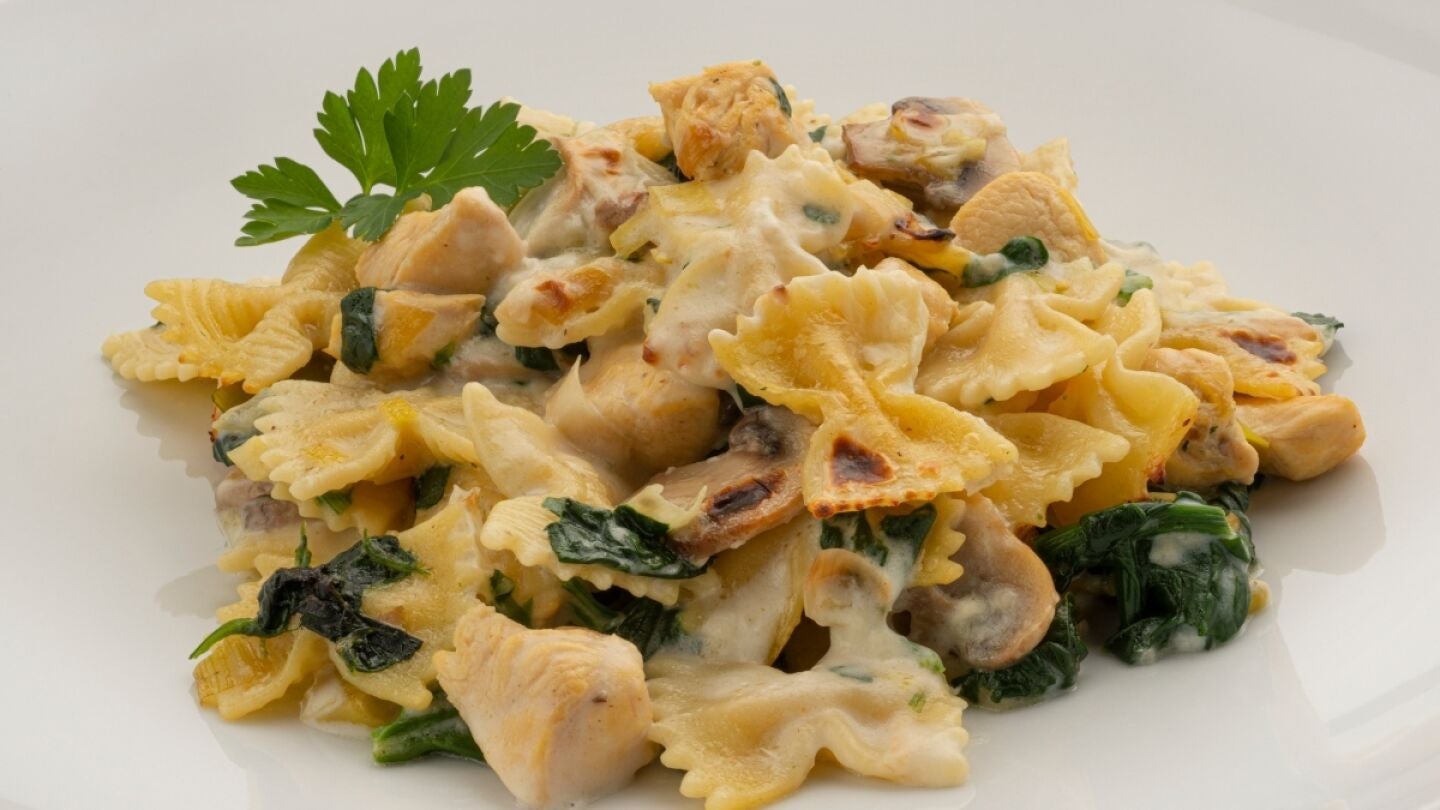 Receta de farfalle con pollo, espinacas y champiñones de Arguiñano: "Un plato muy completo"