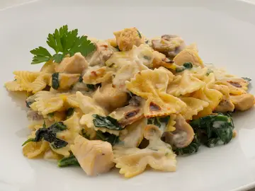 Receta de farfalle con pollo, espinacas y champiñones de Arguiñano: "Un plato muy completo" Receta de farfalle con pollo, espinacas y champiñones de Arguiñano: "Un plato muy completo"