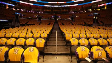 El estadio de los Lakers, lleno de camisetas de Pau