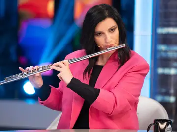 La sorpresa de Laura Pausini en 'El Hormiguero': enseña a Pablo Motos a tocar la flauta travesera La sorpresa de Laura Pausini en 'El Hormiguero': enseña a Pablo Motos a tocar la flauta travesera