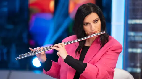 La sorpresa de Laura Pausini en 'El Hormiguero': enseña a Pablo Motos a tocar la flauta travesera