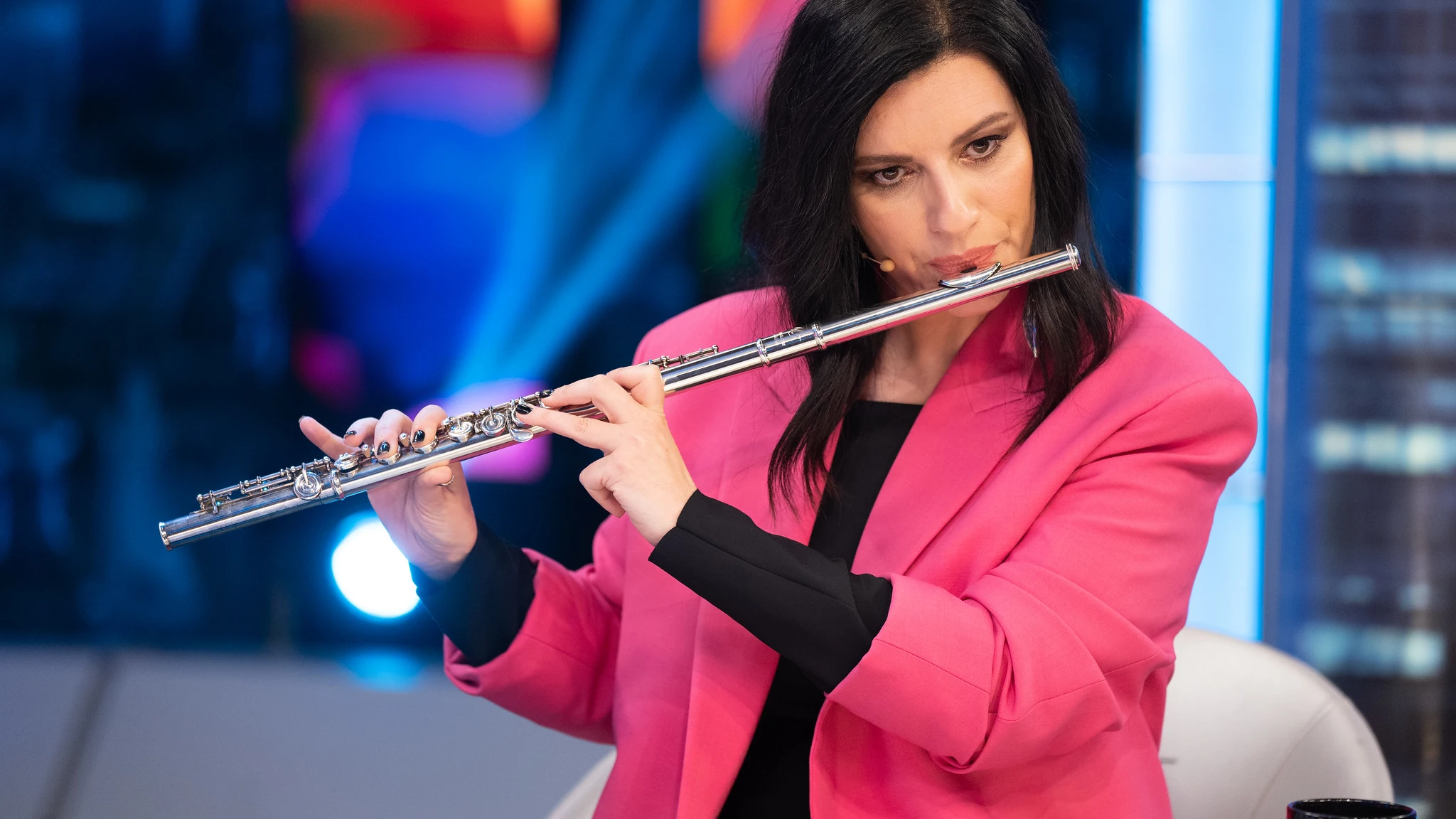 La sorpresa de Laura Pausini en 'El Hormiguero': enseña a Pablo Motos a tocar la flauta travesera La sorpresa de Laura Pausini en 'El Hormiguero': enseña a Pablo Motos a tocar la flauta travesera