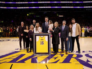 Pau Gasol, junto a su familia en el homenaje de los Lakers