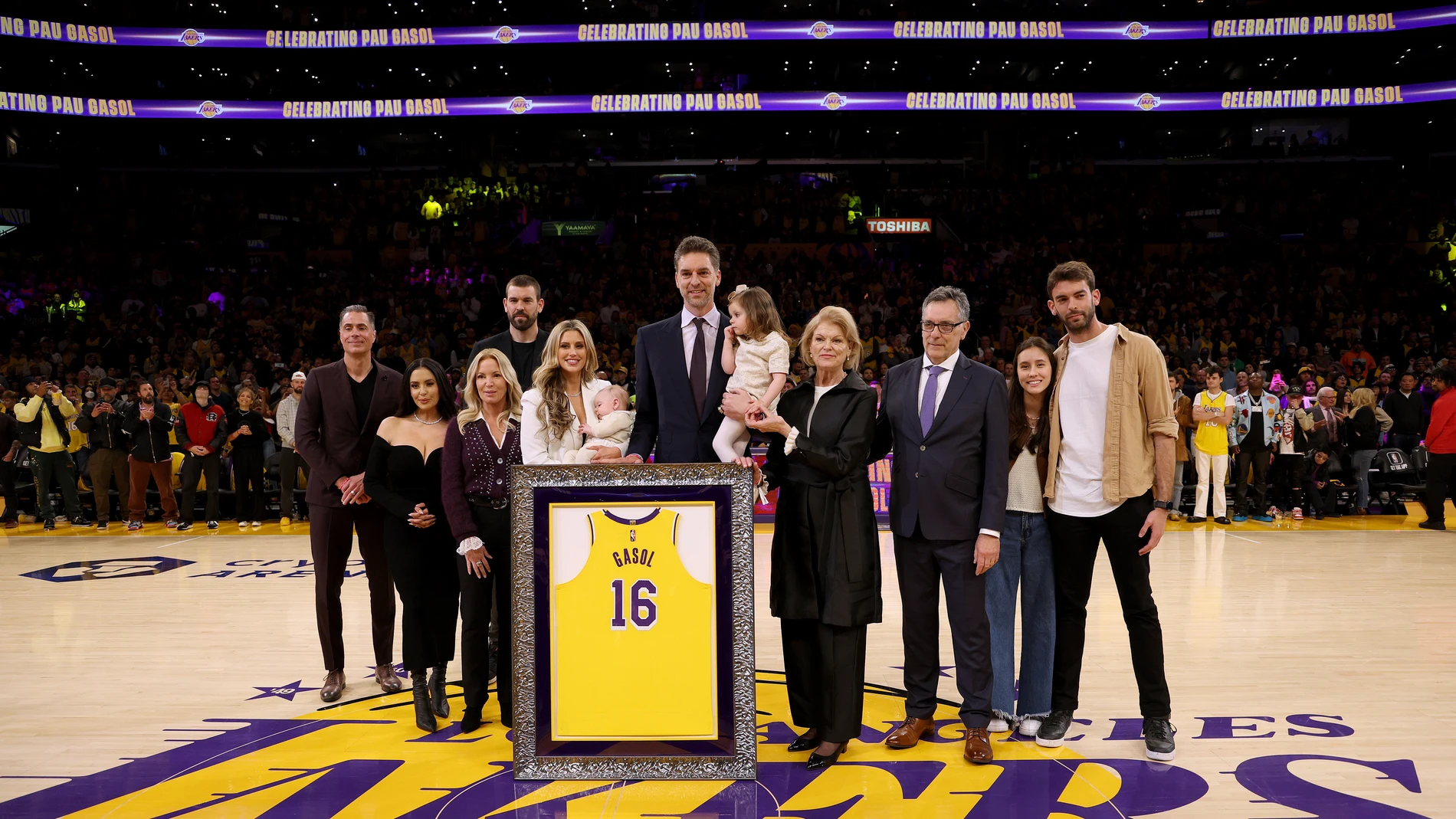 Pau Gasol, junto a su familia en el homenaje de los Lakers