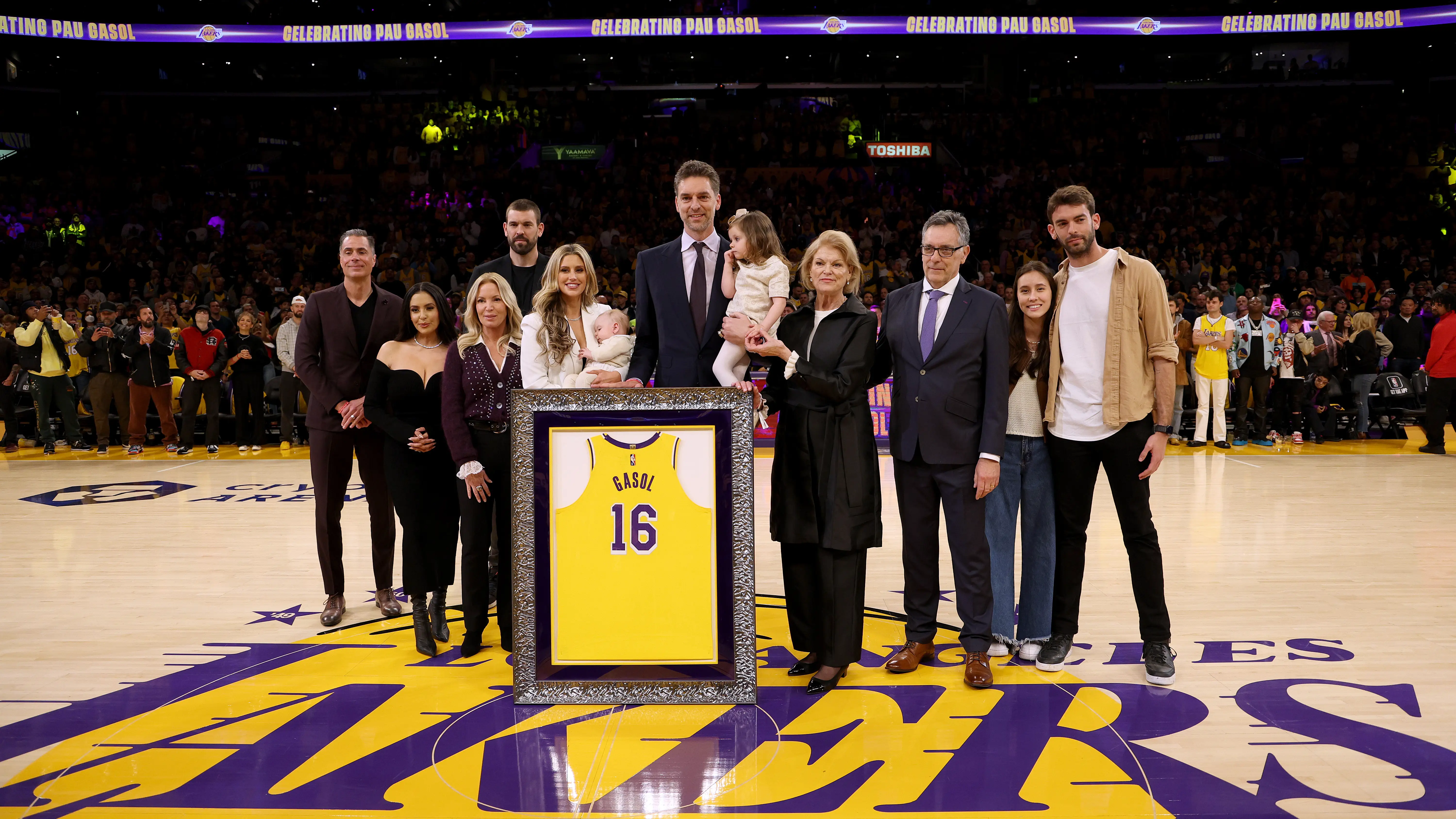 Pau Gasol, junto a su familia en el homenaje de los Lakers