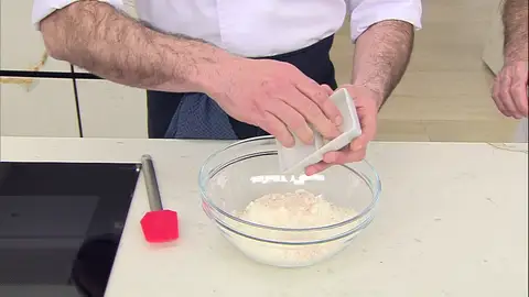 Desmenuza encima la levadura y, agrega la sal y el agua Desmenuza encima la levadura y, agrega la sal y el agua