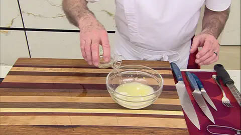 Incorpora la harina de maíz refinada y el vino blanco Incorpora la harina de maíz refinada y el vino blanco