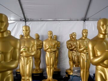 Las estatuas de los Oscar se encuentran en una carpa mientras se trabaja en los preparativos para la 95ª ceremonia anual de los Premios de la Academia