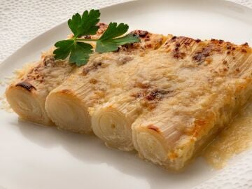 Receta facilísima de Arguiñano: puerros asados con parmesano