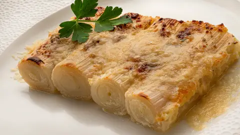 Receta facilísima de Arguiñano: puerros asados con parmesano
