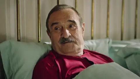 Hikmet advierte a Han sobre Safiye tras confesar sus sentimientos por Inci: "No dejes que se meta" Hikmet advierte a Han sobre Safiye tras confesar sus sentimientos por Inci: "No dejes que se meta"
