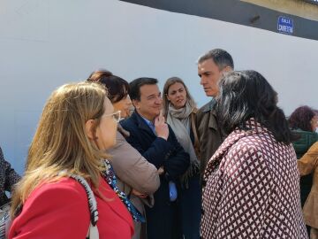 Pedro Sánchez junto a Francisco Martínez Arroyo en Azután (Toledo)