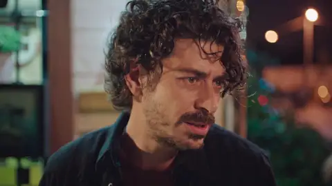 ¡Ebrio y despechado!: El bochornoso numerito de Uygar pidiendo a Inci otra oportunidad ¡Ebrio y despechado!: El bochornoso numerito de Uygar pidiendo a Inci otra oportunidad