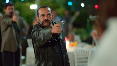 ¡Vahap irrumpe en la boda y causa el caos!: “Mi hermano tiene una sentencia de muerte por tu culpa, Fikret”