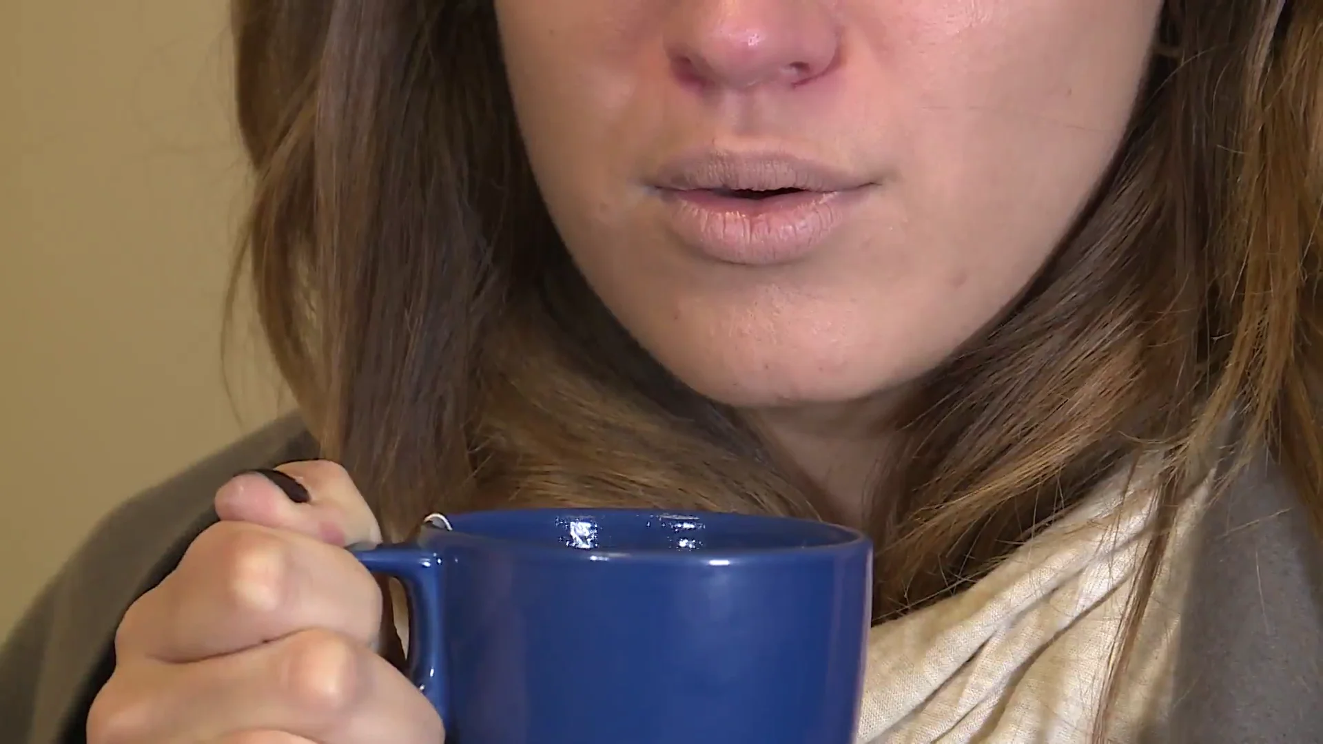 Chica bebiendo infusi&oacute;n