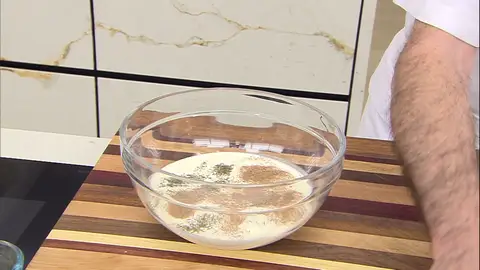 Bate los ingredientes con una varilla manual Bate los ingredientes con una varilla manual