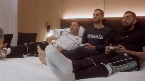 Sergio Canales y Borja Iglesias bromean sobre la retirada de Joaquín: “Es un llorón” Sergio Canales y Borja Iglesias bromean sobre la retirada de Joaquín: “Es un llorón”