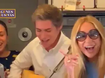 Carlos Baute y Marta Sánchez sorprenden a los pasajeros del avión en el que iban con un concierto improvisado Carlos Baute y Marta Sánchez sorprenden a los pasajeros del avión en el que iban con un concierto improvisado