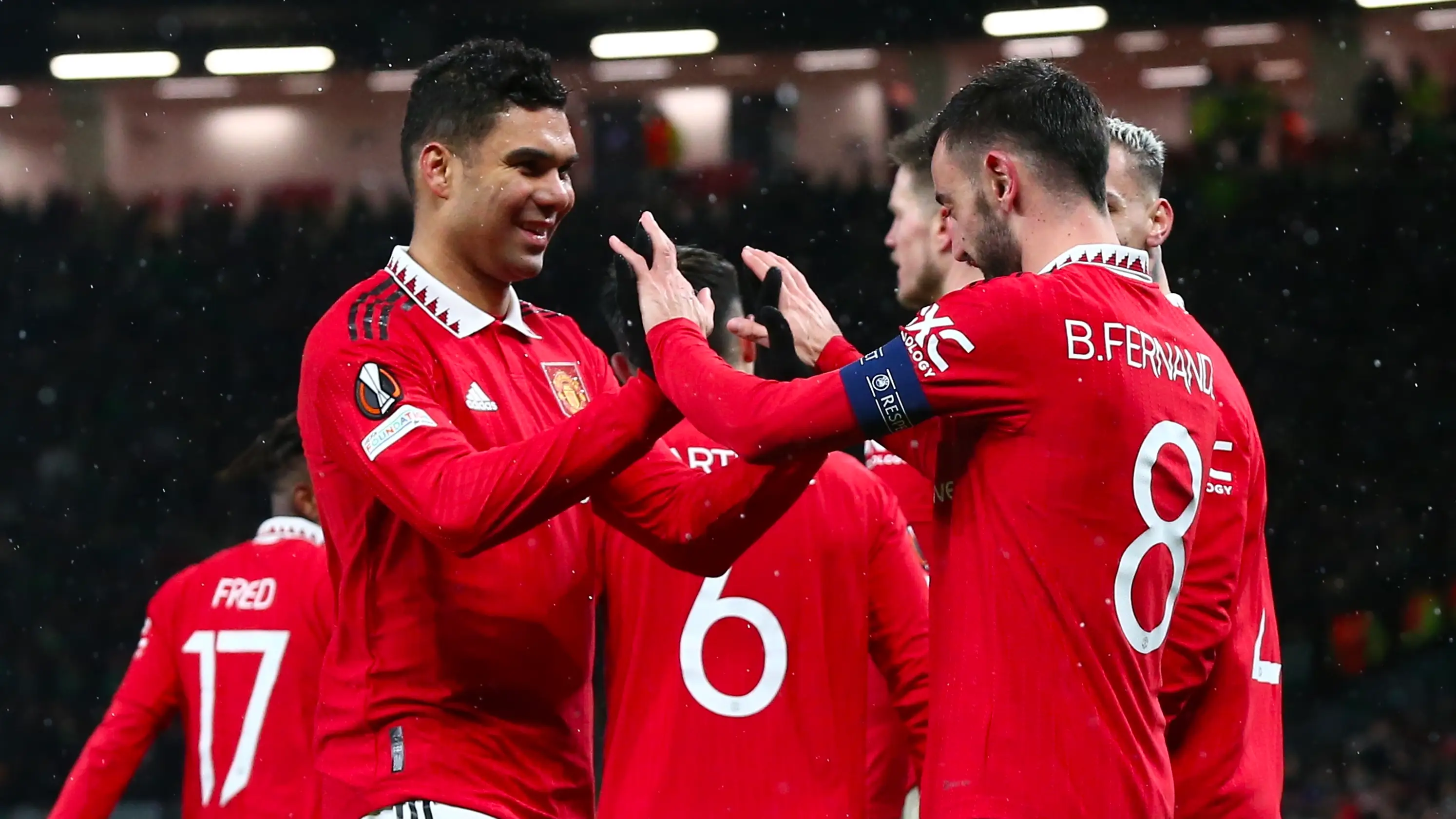 Bruno Fernandes y Casemiro celebran un gol ante el Betis en Old Trafford Bruno Fernandes y Casemiro celebran un gol ante el Betis en Old Trafford