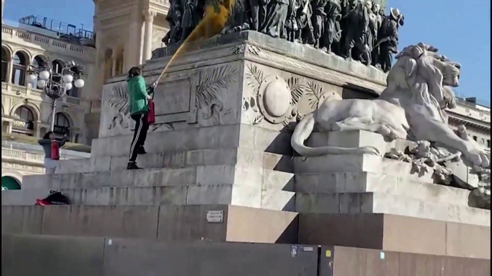 Vandalismo climático en la plaza del Duomo de Milán: 