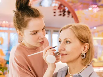 Mujer madura en una sesión de maquillaje Mujer madura en una sesión de maquillaje