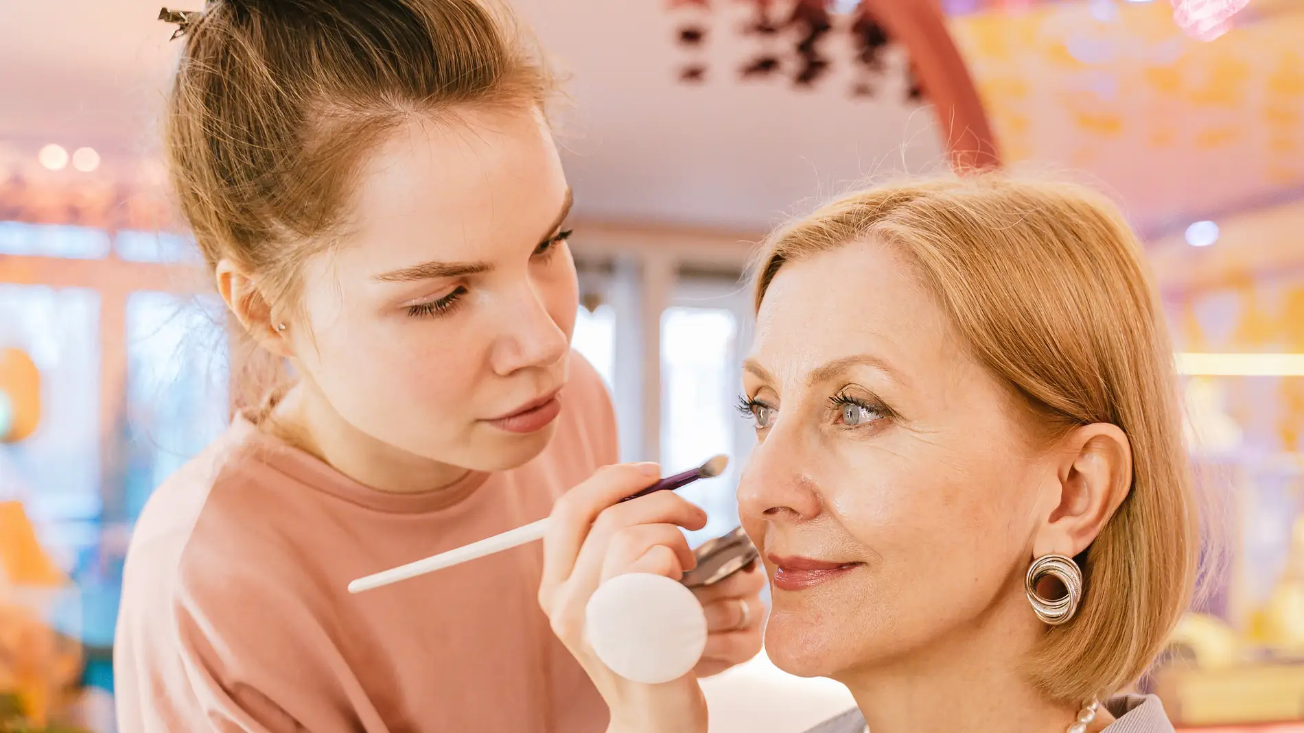 Mujer madura en una sesión de maquillaje