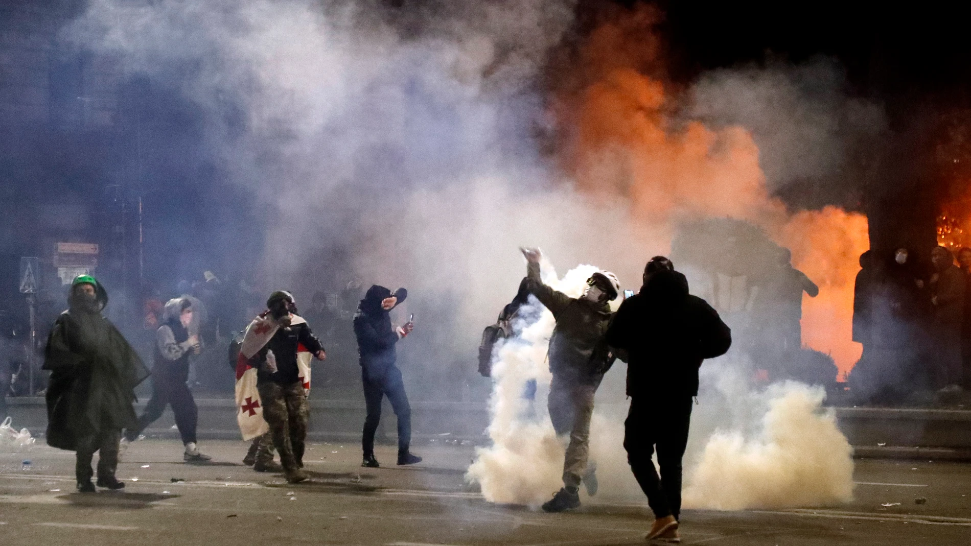 Noche turbulenta de protestas en la capital de Georgia, Tblisi, por la "ley rusa". 