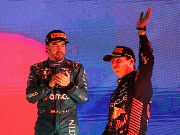 Fernando Alonso y Max Verstappen, en el podio del GP de Bahréin