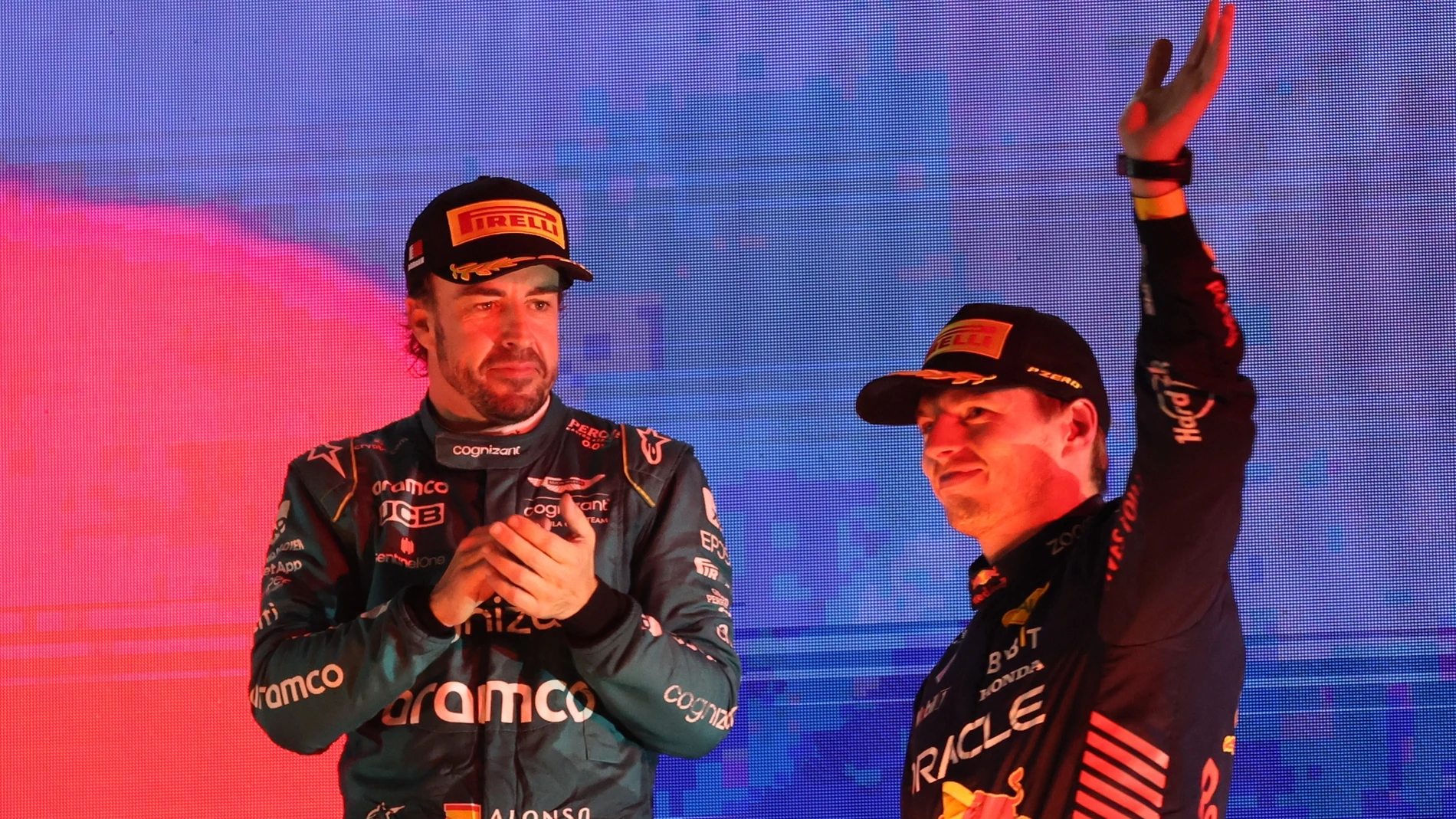 Fernando Alonso y Max Verstappen, en el podio del GP de Bahréin